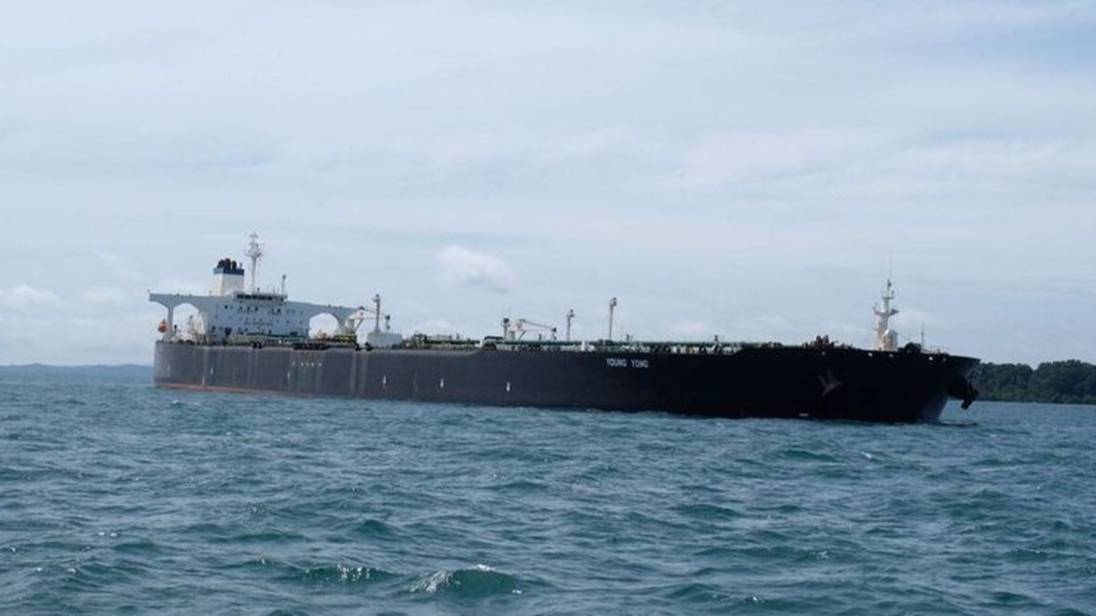 Endonezya'da petrol gemisi karaya oturdu
