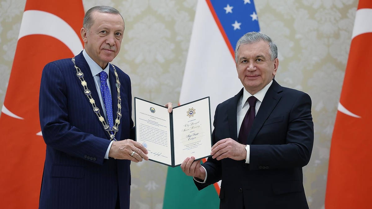 Cumhurbakan Erdoan'a zbekistan'n en byk devlet nian takdim edildi