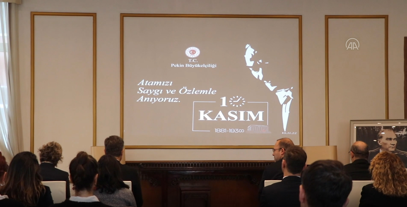 T�rkiye'nin Pekin B�y�kel�ili�inde B�y�k �nder Atat�rk'� anma t�reni d�zenlendi