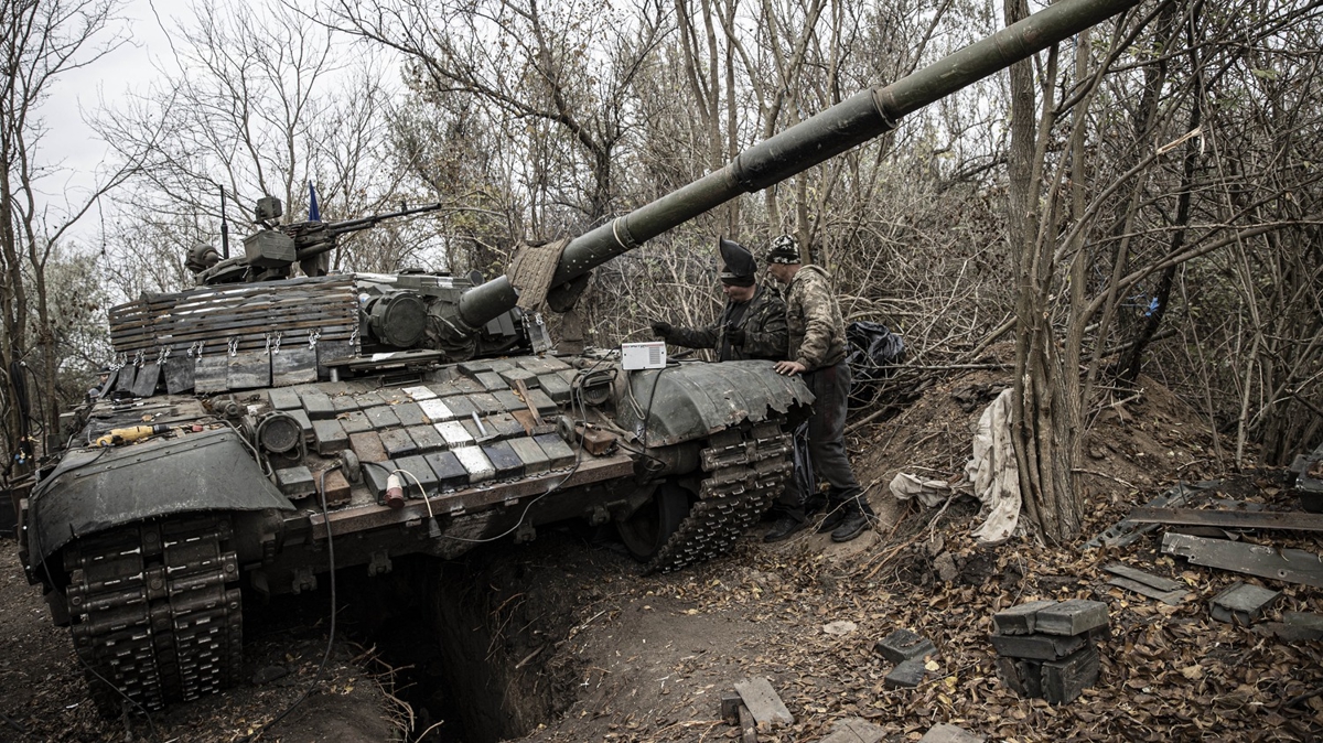 Herson cephesindeki Ukrayna tank birlikleri piyadelerin ilerlemesini salyor