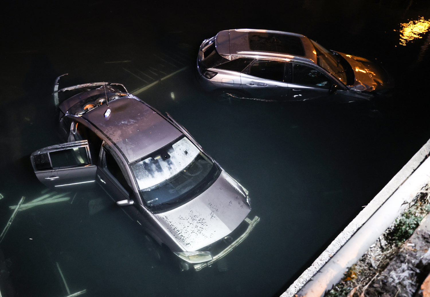 Zeytinburnu'nda 2 otomobil dereye d��t�