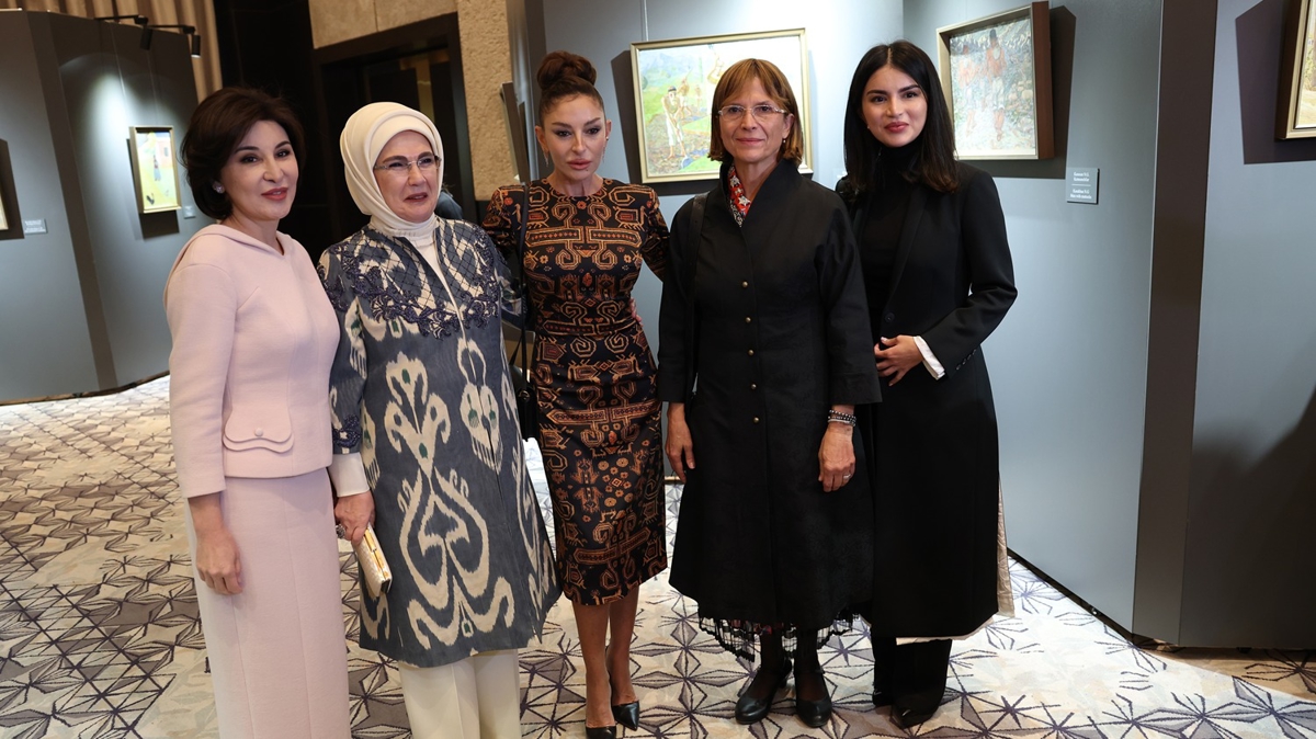 Emine Erdo�an, Semerkant'ta �zbekistan'�n Renkleri Sergisi'ni ziyaret etti