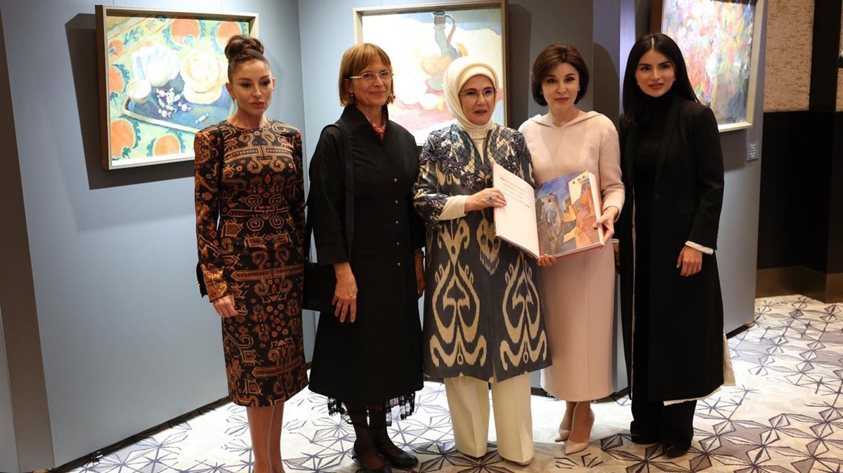 Emine Erdo�an'�n ''S�f�r At�k �yi Niyet Beyan�''na lider e�lerinden destek