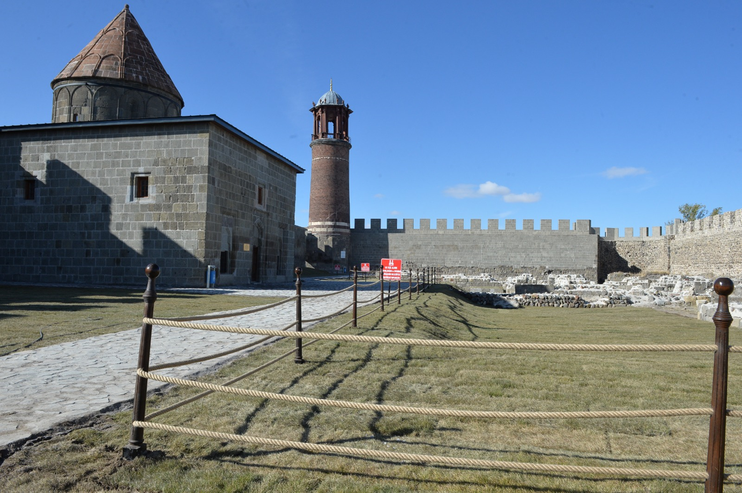 Erzurum Kalesi'ndeki tarihi mescit ibadete a��ld�