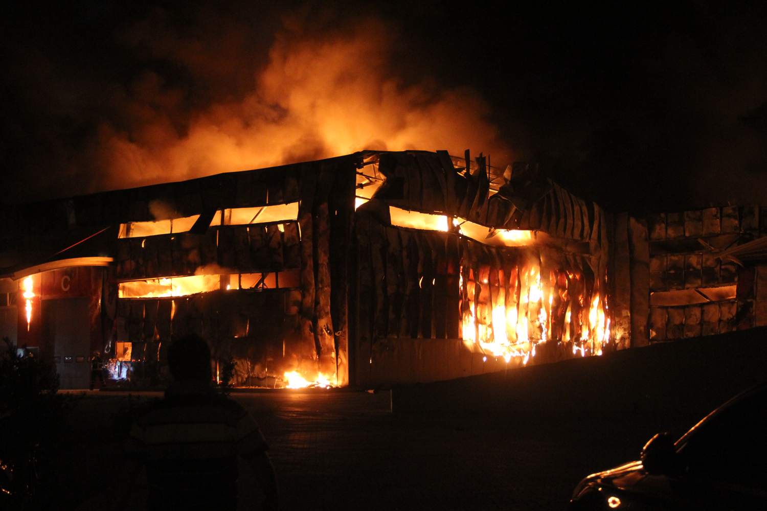 Hatay'da mobilya fabrikas�nda yang�n