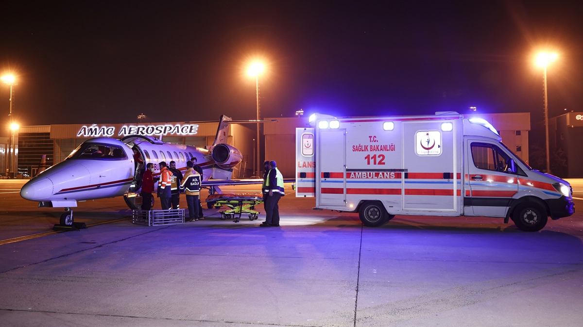 Umre'de rahatszlanan 2 Trk vatanda ambulans uakla Trkiye'ye getirildi 