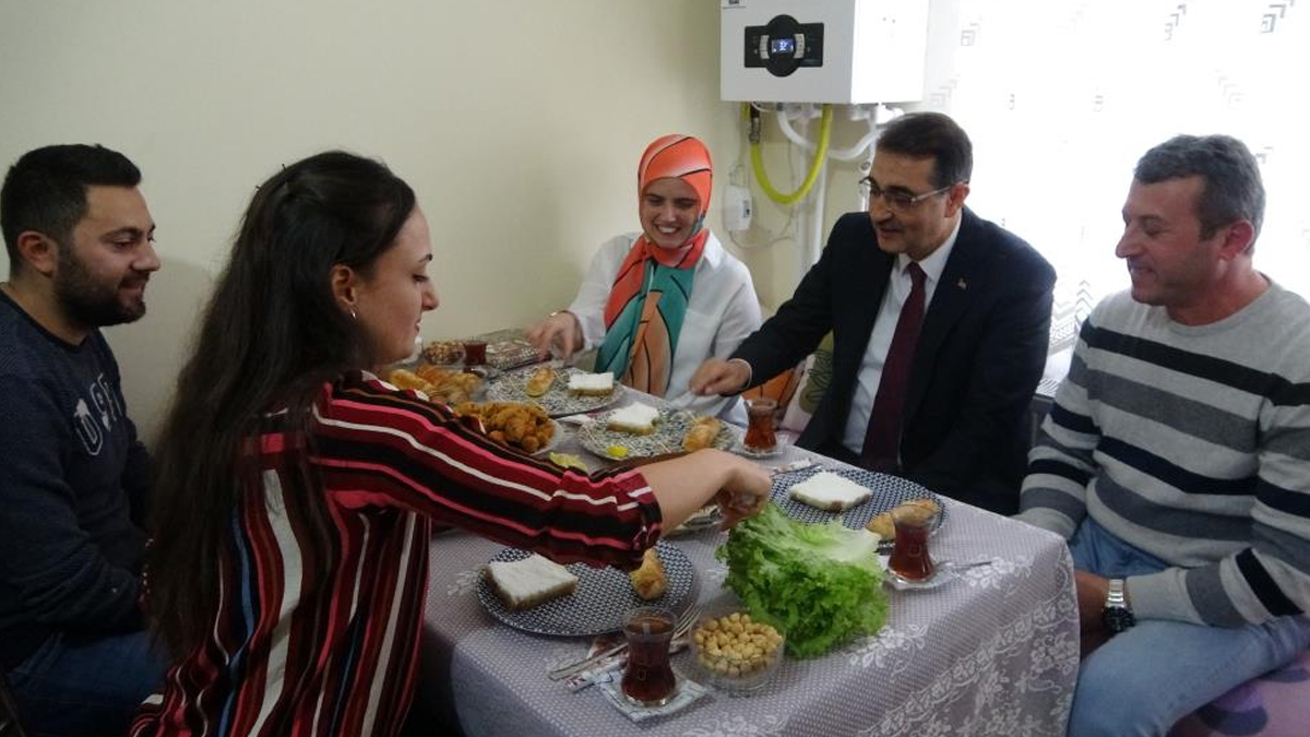 Bakan D�nmez, evine do�al gaz ba�lanan ailenin sevincini payla�t�