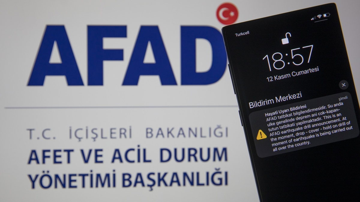 Baz telefonlara neden uyar mesaj gelmedi? AFAD Bakan Sezer aklad