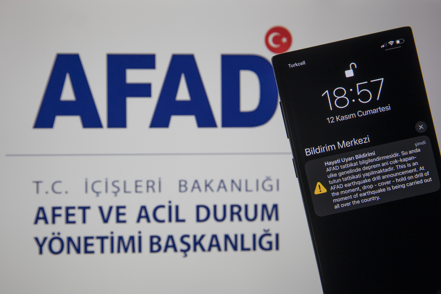 Baz� telefonlara neden uyar� mesaj� gelmedi? AFAD Ba�kan� Sezer a��klad�