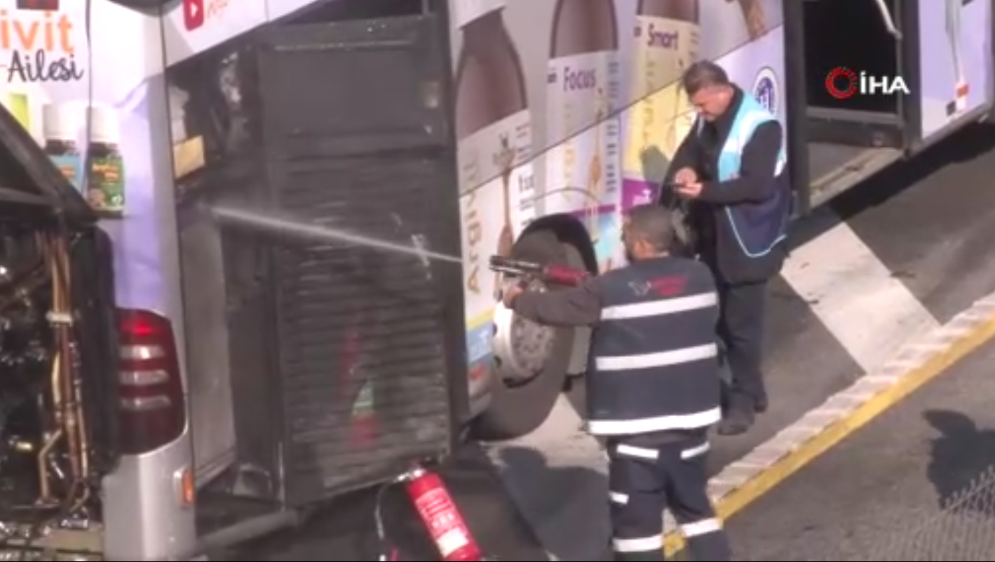 Metrob�ste korkutan anlar! Dumanlar y�kseldi