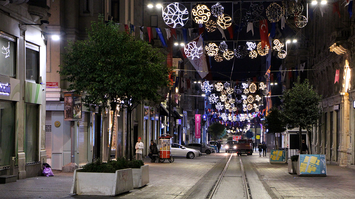 �stanbul Valili�i'nin ald��� karar kapsam�nda �stiklal Caddesi yaya trafi�ine kapat�ld�