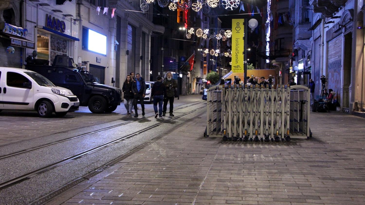 stiklal Caddesi'nde beton sakslarn banklar skld