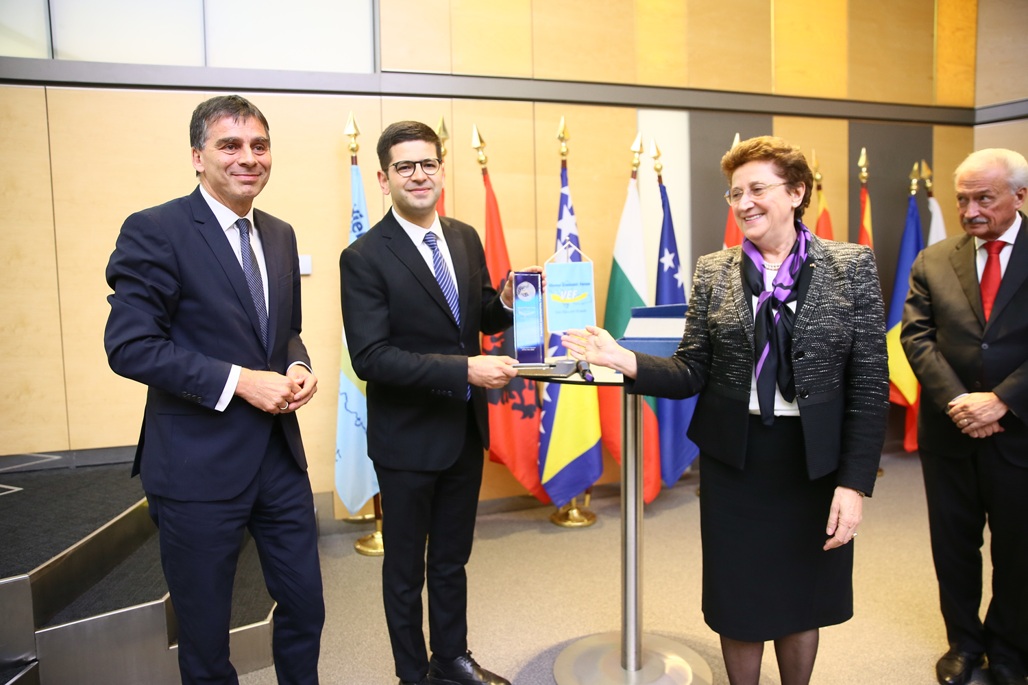 VEF'ten Cumhurba�kanl��� Yat�r�m Ofisine 'i� birli�i �d�l�'