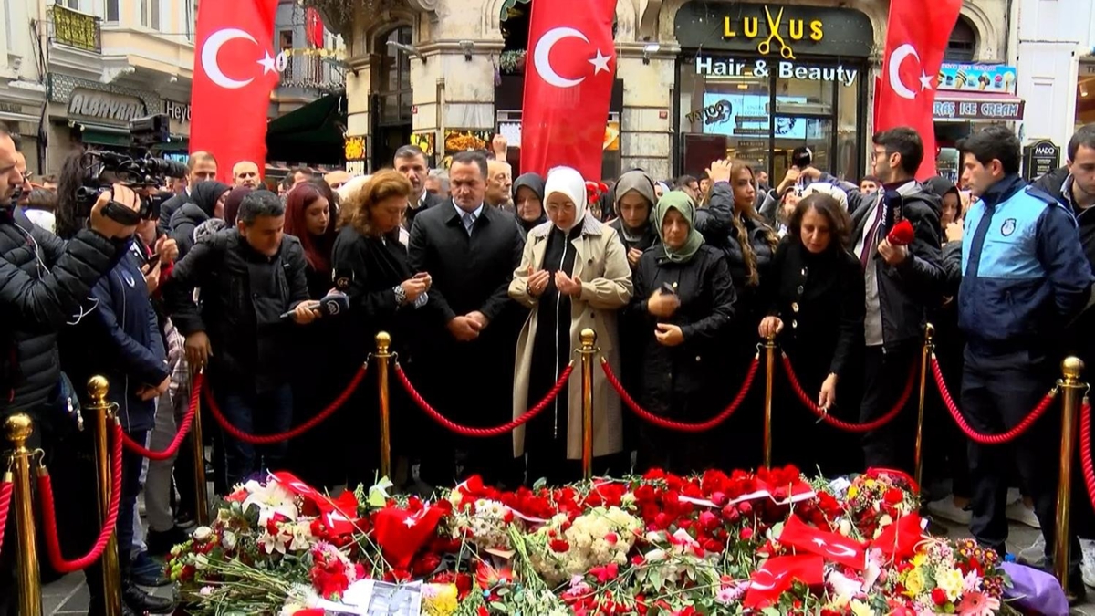 AK Parti stanbul Kadn Kollar, terr saldrsnda yaamn yitirenleri stiklal Caddesi'nde and