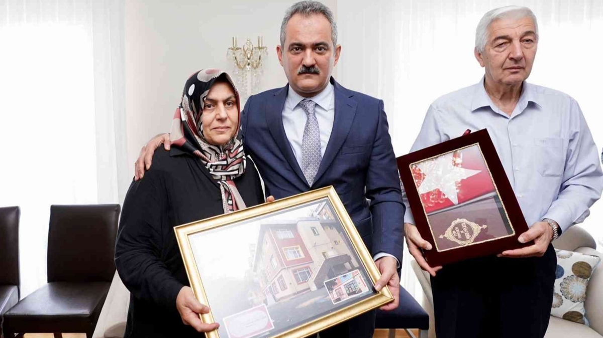 Bakan zer'den stiklal Caddesi'ndeki saldrda hayatn kaybeden aileye ziyaret 