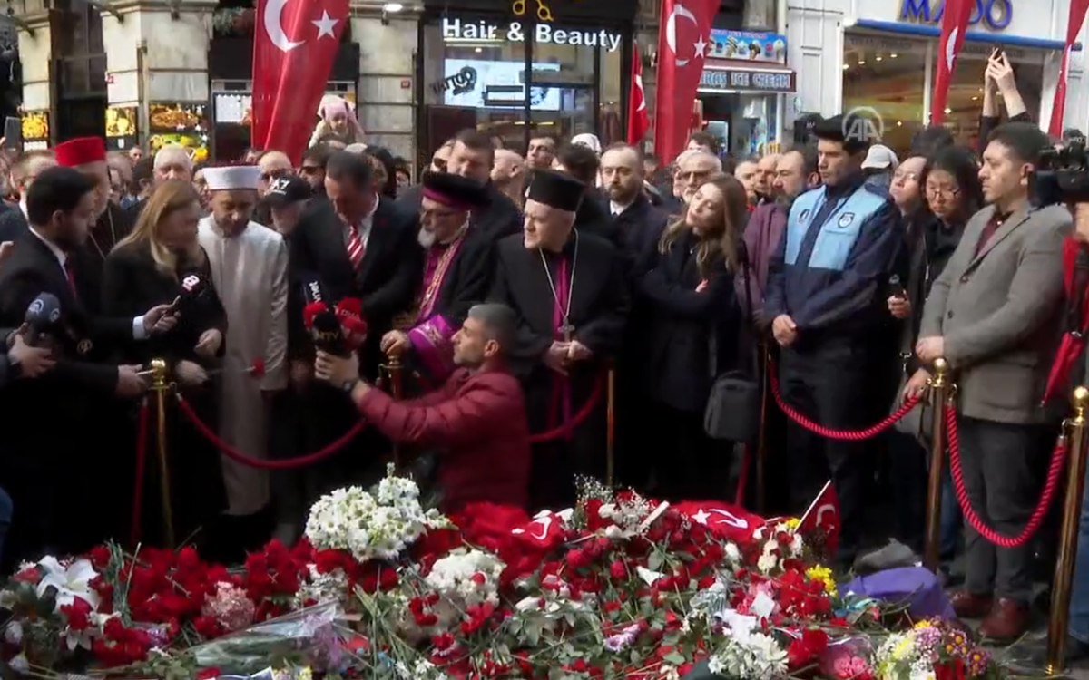 Beyo�lu'nda '�stiklal Bizim' birlik ve beraberlik y�r�y��� d�zenlendi