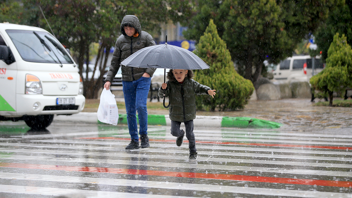 �ok kuvvetli geliyor! Meteoroloji'den 9 ilde 'sar�' ve 'turuncu' kod uyar�s�
