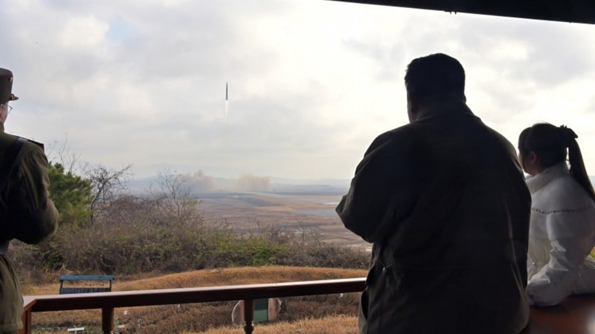 Kuzey Kore lideri Kim, ktalararas balistik fze denemesini dorulad, meydan okudu: Nkleer silahla karlk veririz