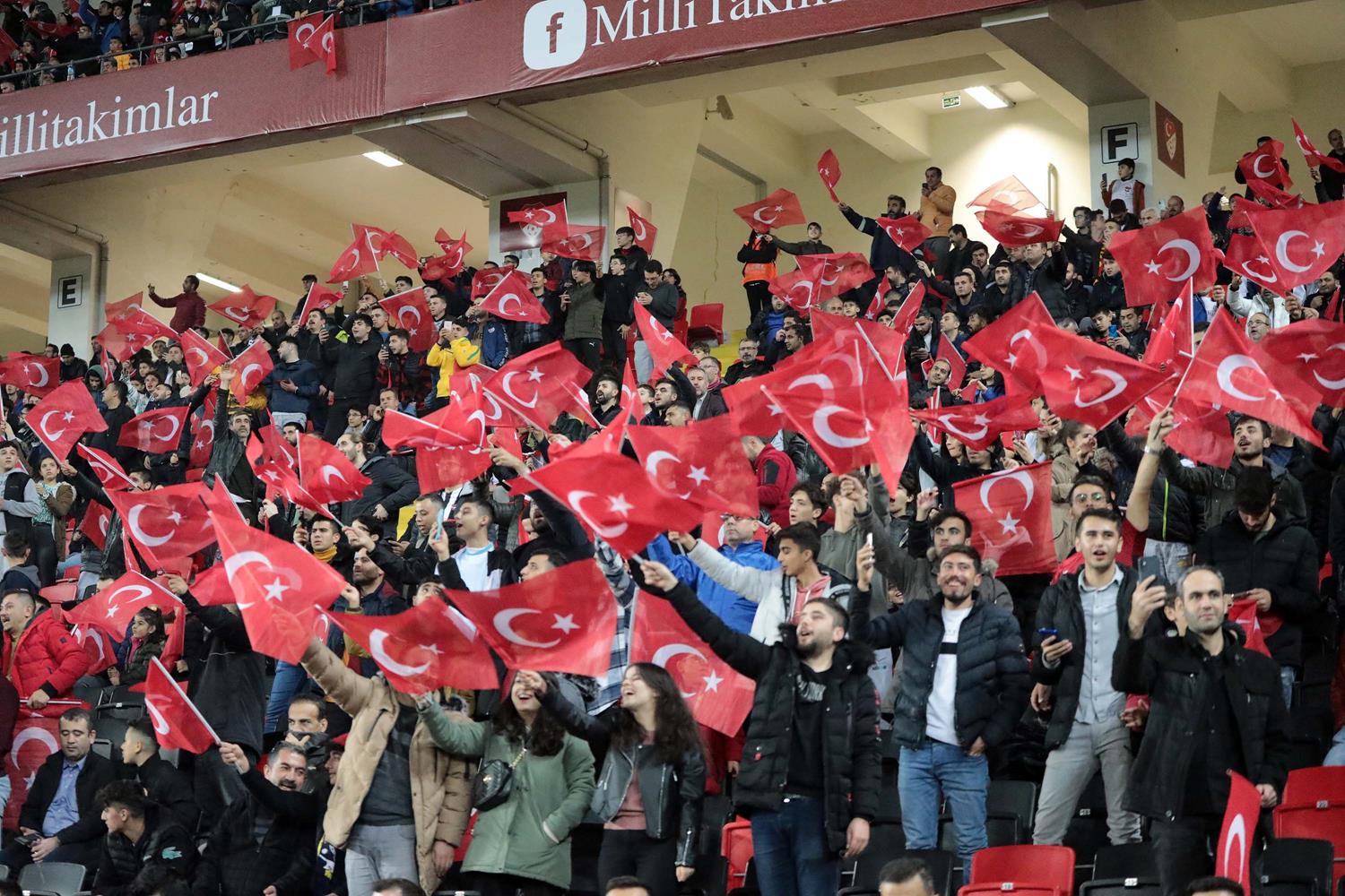 Milli Tak�m 21 y�l sonra Gaziantep'te