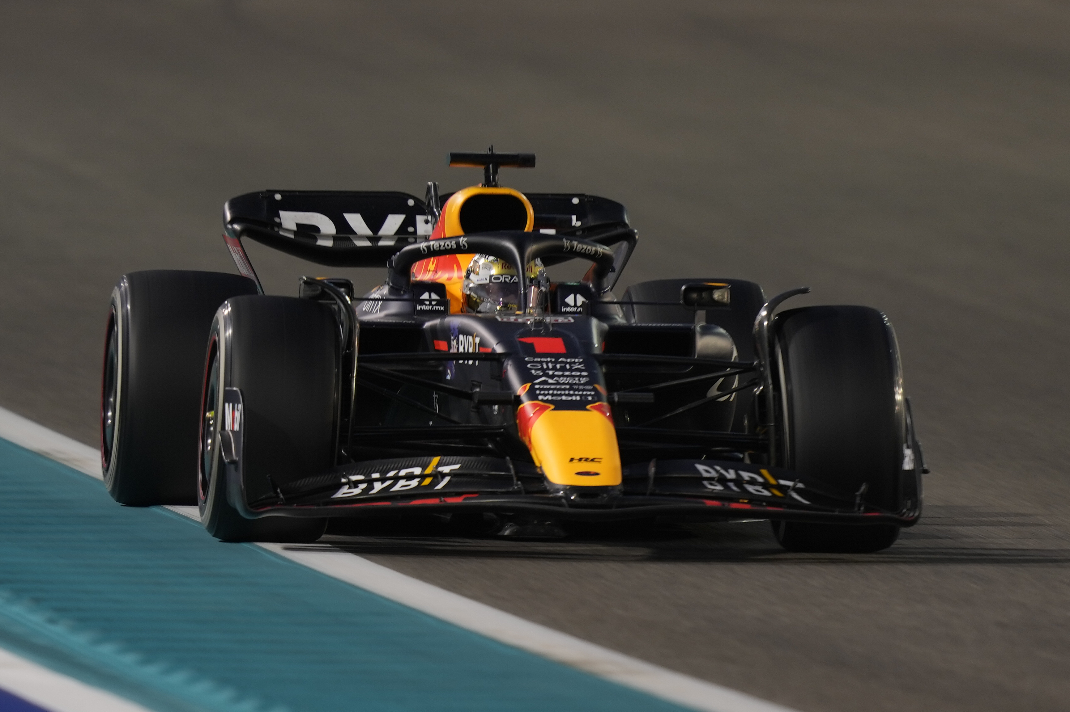 Abu Dabi Grand Prix'sinde kazanan Max Verstappen