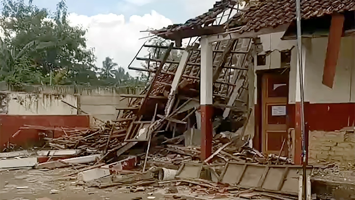 Endonezya'da 5,6 byklndeki depremde 162 kii hayatn kaybetti