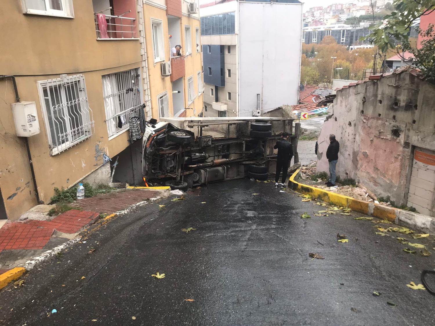 Yoku�tan kayan kamyonet binaya �arp�p devrildi