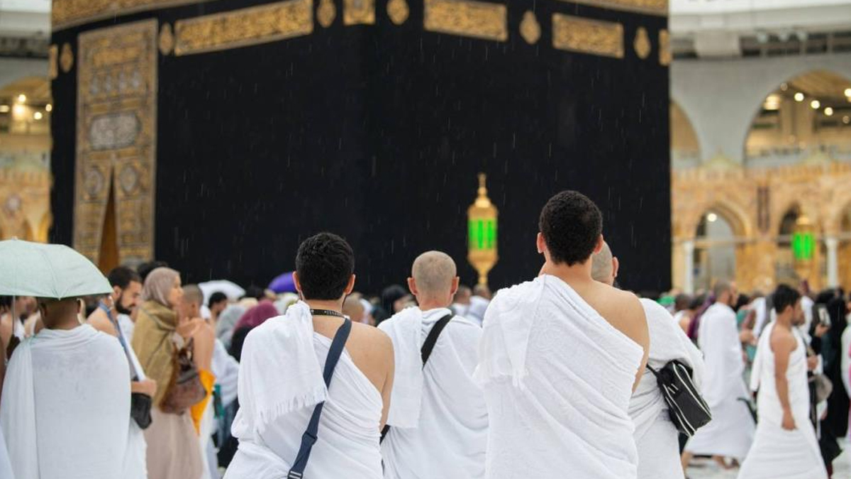 Binlerce M�sl�man ya�mura ald�rmadan Kabe'yi dualarla tavaf etti