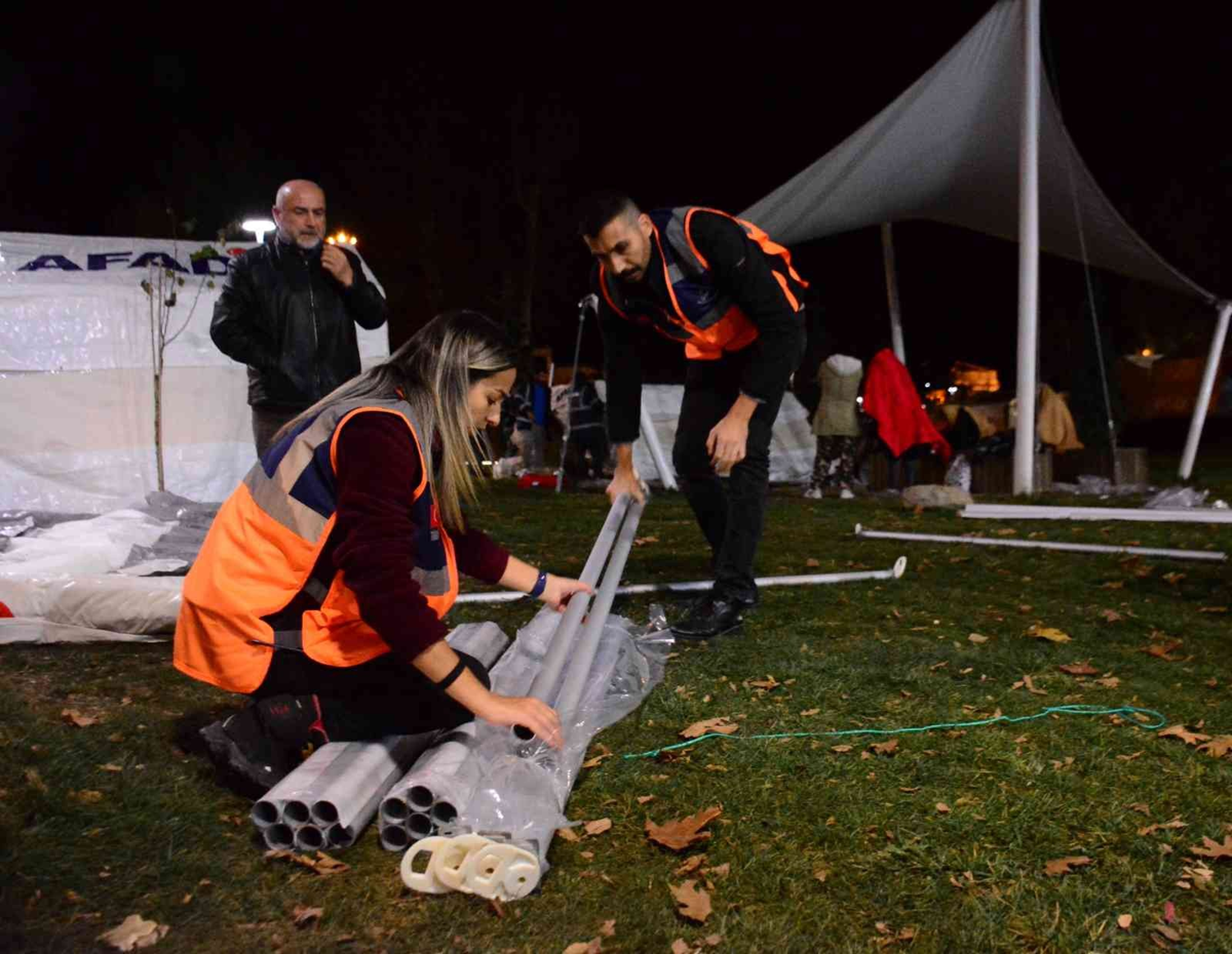 Depremin �st�nden 24 saat ge�ti, korkusu hala s�r�yor