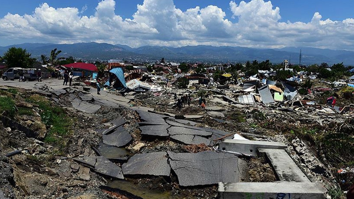 Endonezya'daki depremde kayp 39 kii iin arama kurtarma almalar devam ediyor 