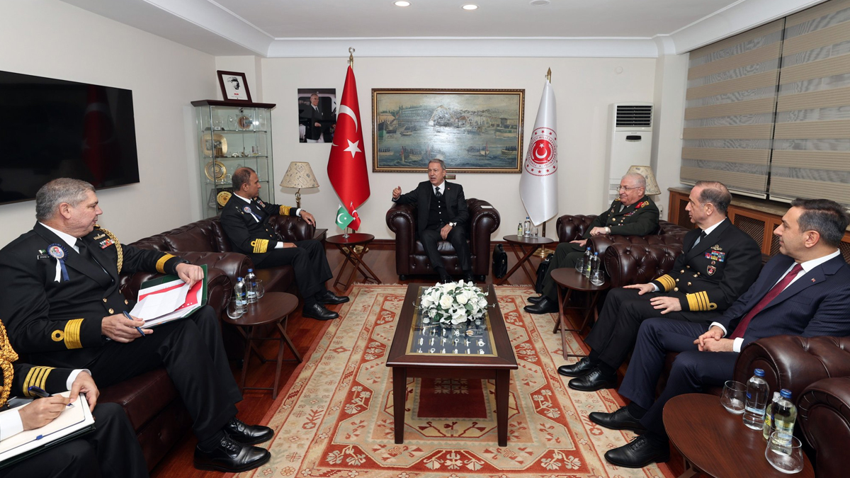 Milli Savunma Bakan� Akar, Pakistan Deniz Kuvvetleri Komutan� ile g�r��t�