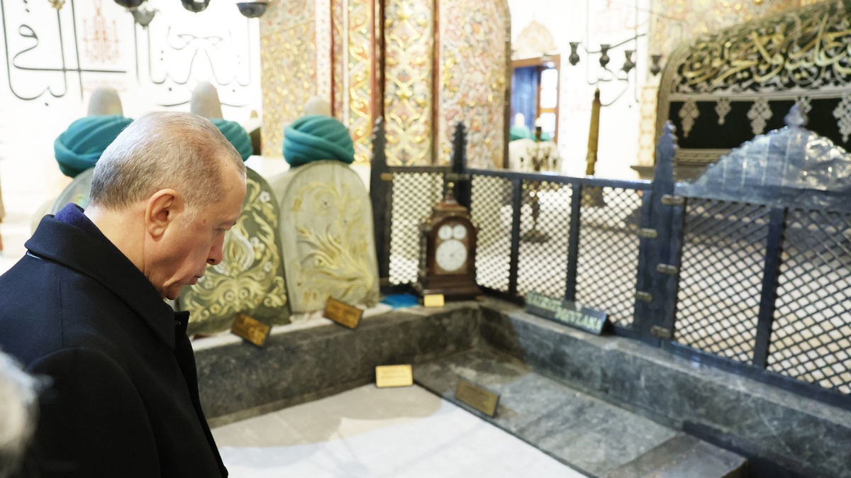 Cumhurbakan Erdoan, Mevlana Trbesi'ni ziyaret ederek Hz. Mevlana'nn kabri banda da dua etti
