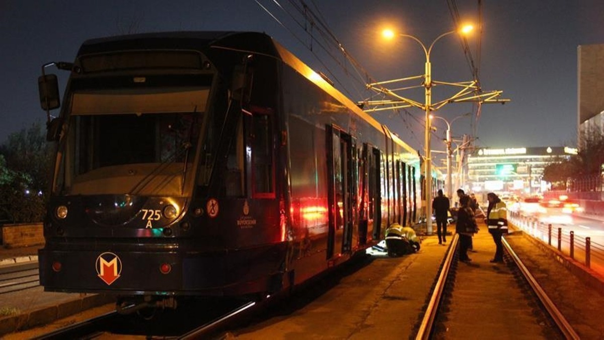 Kabata-Baclar tramvay hattnda aydnlatma direi devrildi