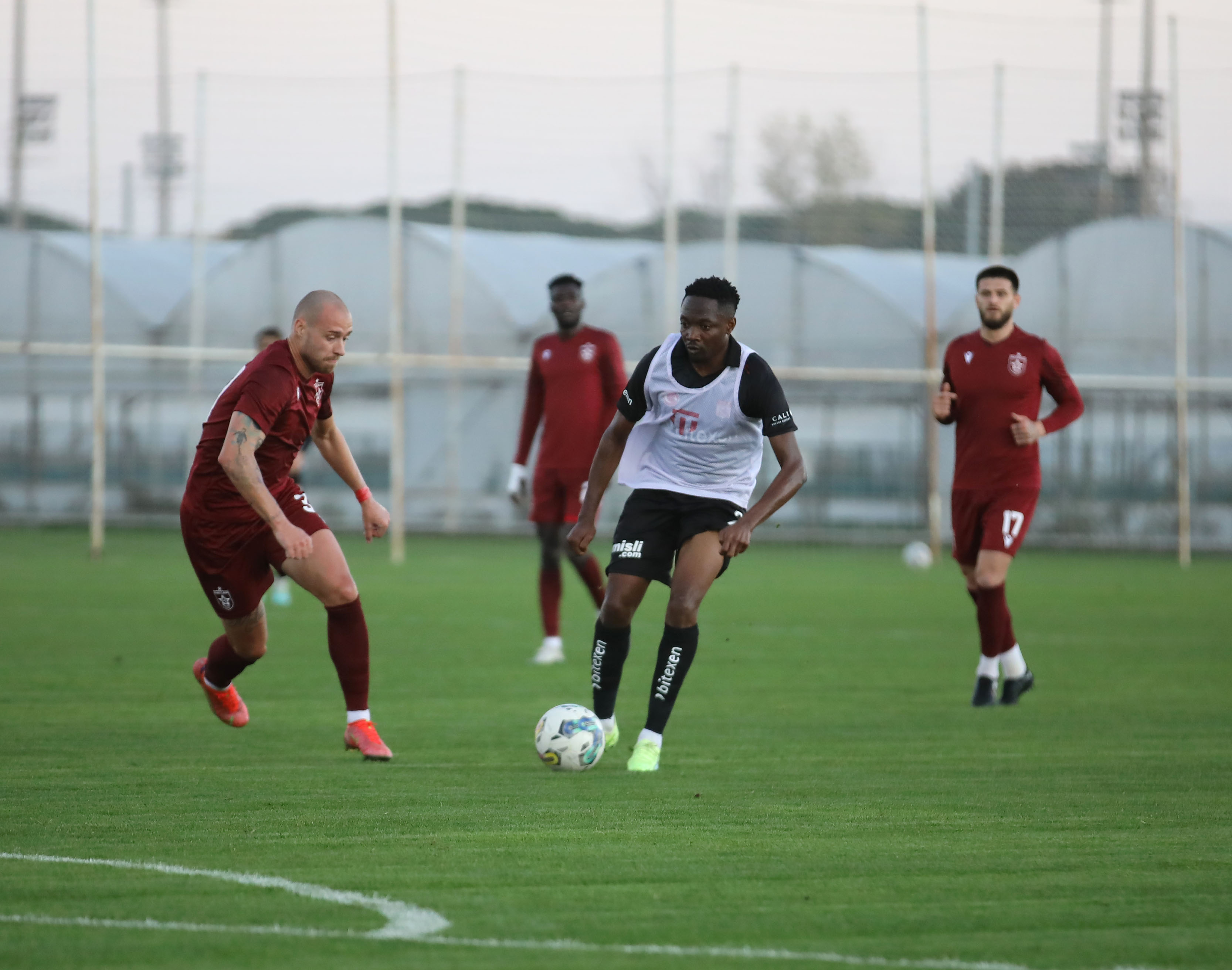 Sivasspor, Partizani'yi 2 golle ge�ti