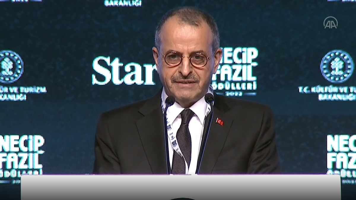 Nuh Albayrak: Necip Faz�l'�n Ayasofya m�jdesinde 'kim a�acak' sorusu vard�r