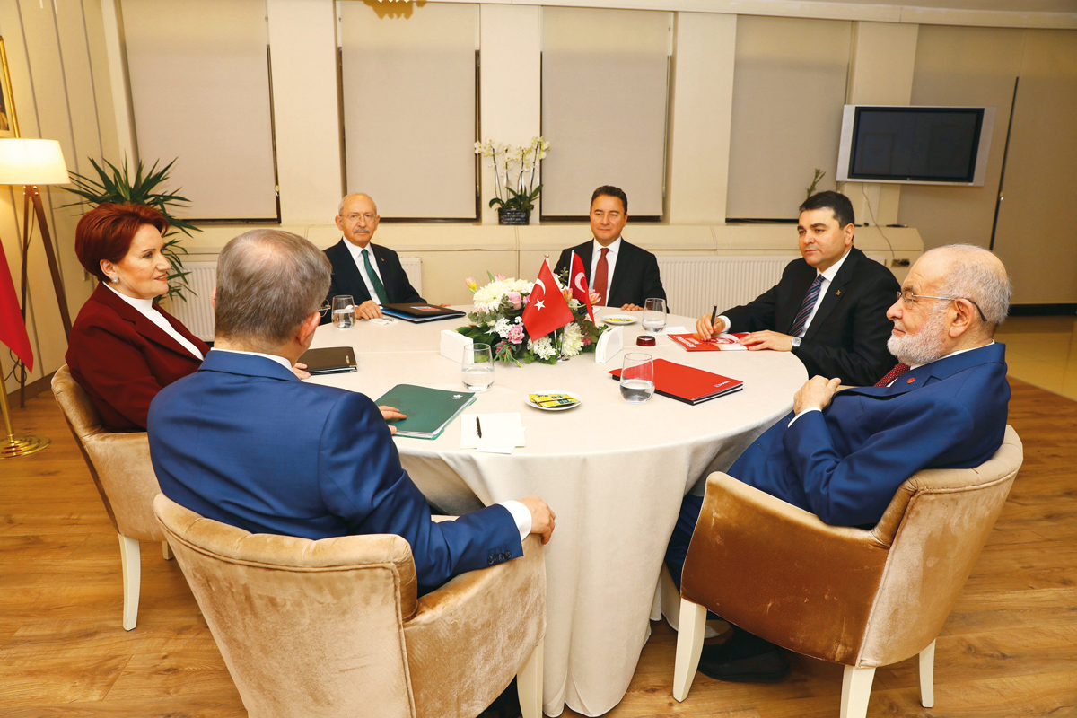 Yeni kriz kap�da! Ak�ener: Masan�n sahibi biziz