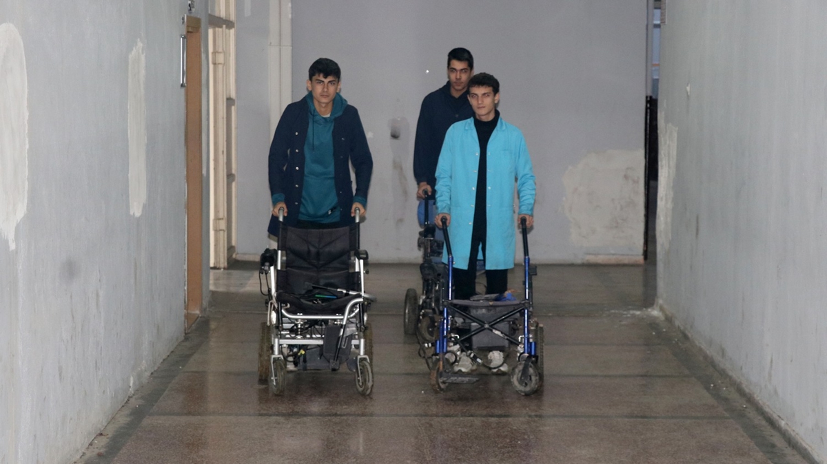 Arzalanan tekerlekli sandalyeleri meslek lisesi rencileri tamir ediyor