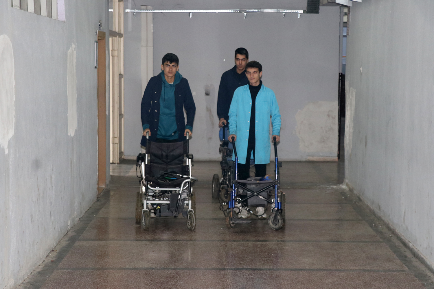 Arzalanan tekerlekli sandalyeleri meslek lisesi rencileri tamir ediyor