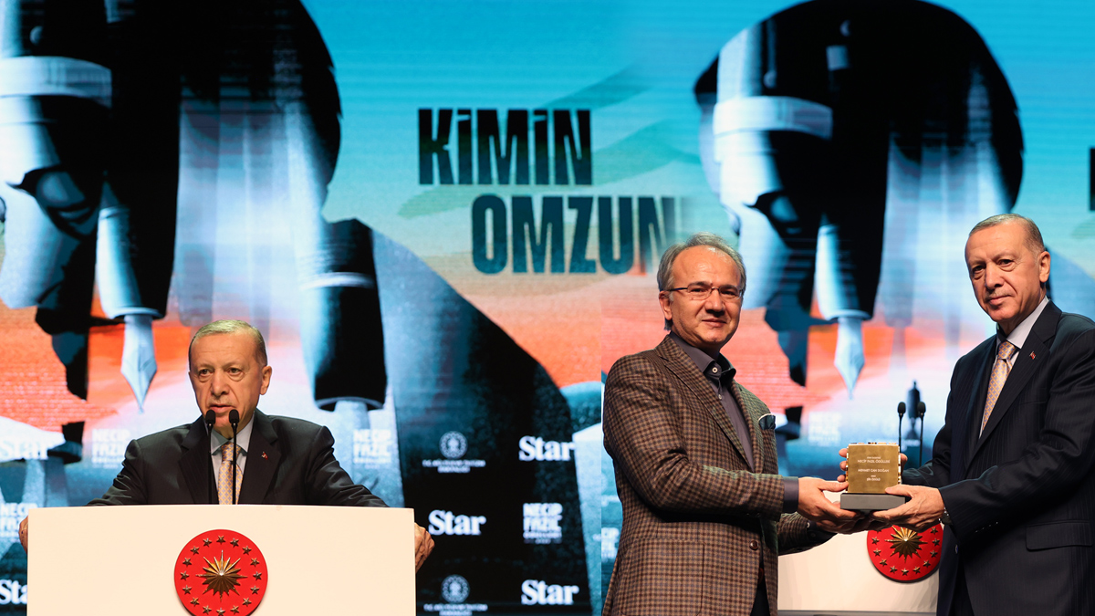 Necip Faz�l �d�lleri sahiplerini buldu! ��te �d�l gecesinden kareler...