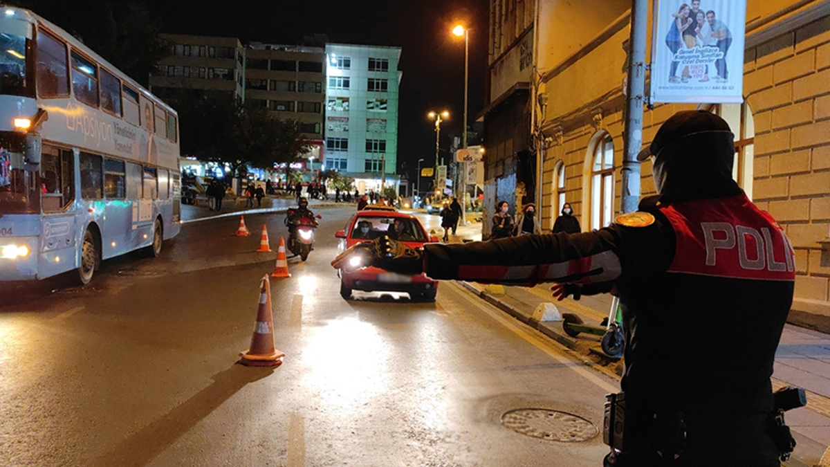 Emniyetten 'Huzur �stanbul' uygulamas�! Aranan y�zlerce ��pheli g�zalt�na al�nd�