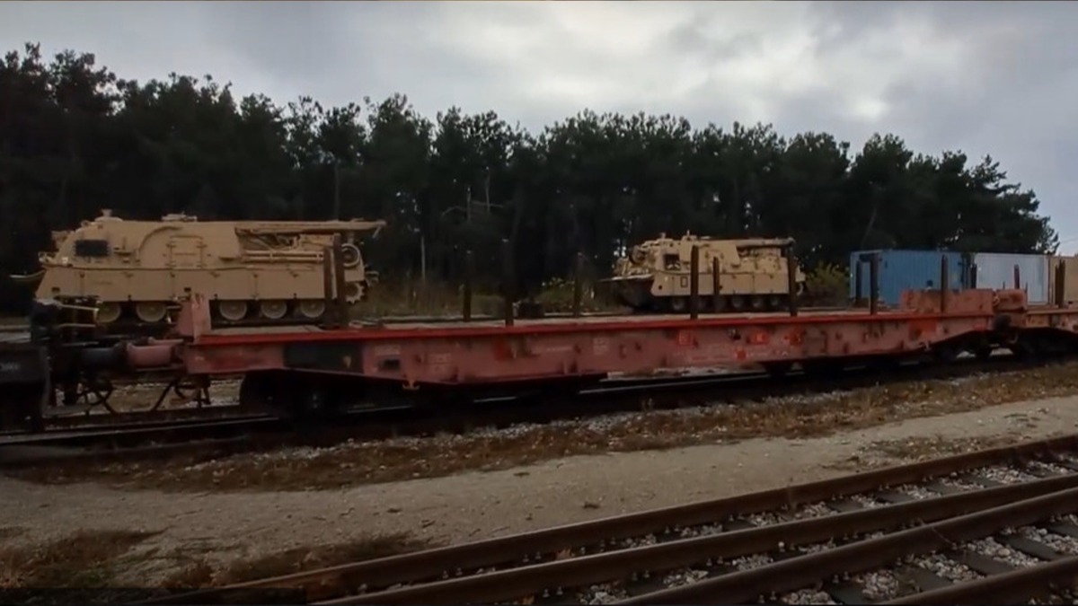 Yunanistan'da ABD'ye ait sava malzemelerini tayan tren raydan kt