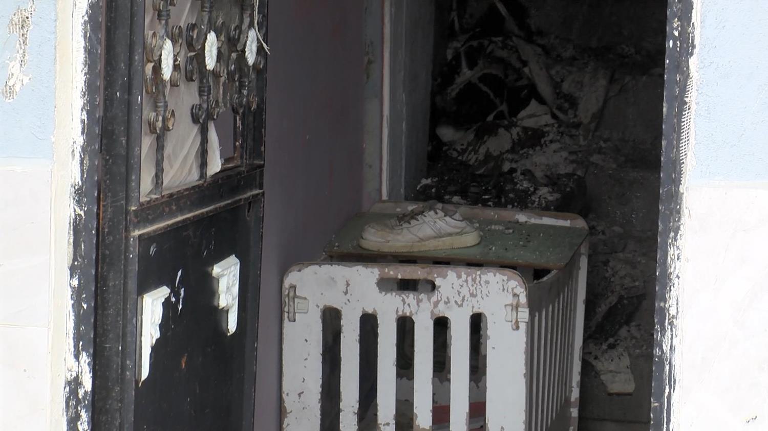 Sultangazi'de yang�n ��kan ev kullan�lamaz hale geldi