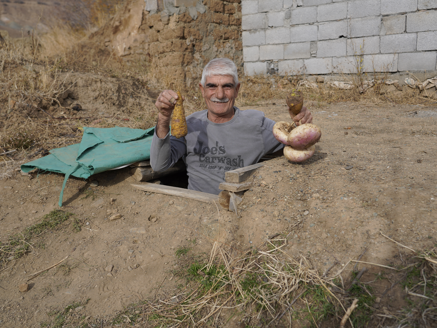 Evinin �n�nde a�t��� 3 metre derinli�indeki kuyuyu buzdolab� olarak kullan�yor