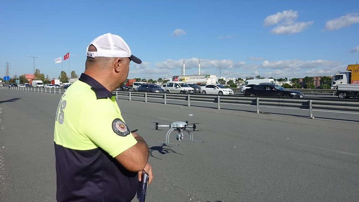 Trafikteki s�r�c�ler drondan ka�amad�