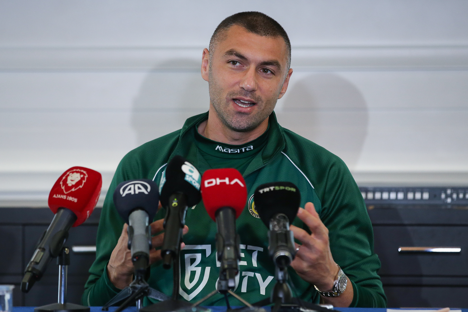 Burak Y�lmaz futbolu b�rakaca�� tak�m� a��klad�