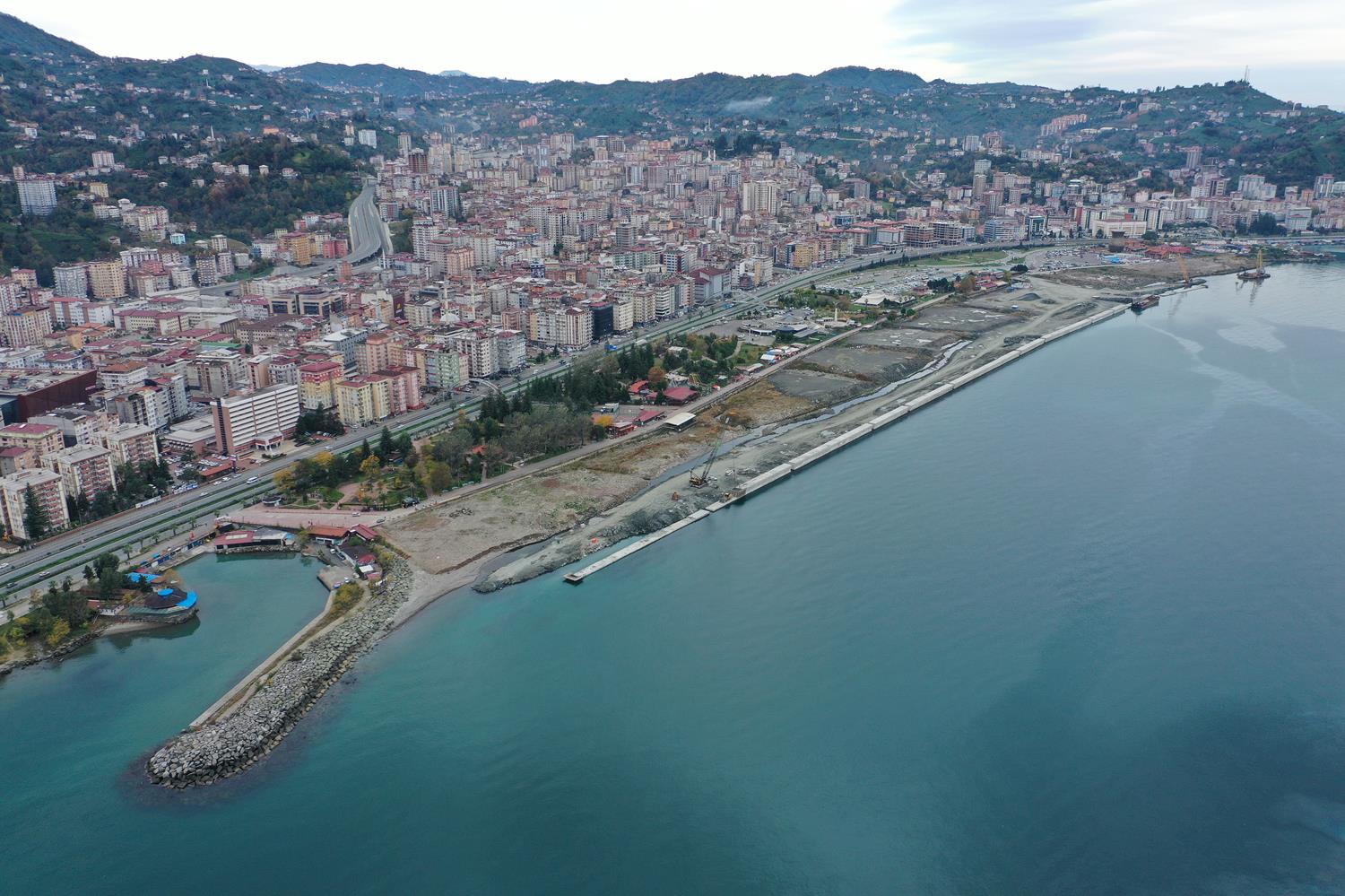 Rize'de bu kez de millet bah�esi i�in deniz dolduruluyor