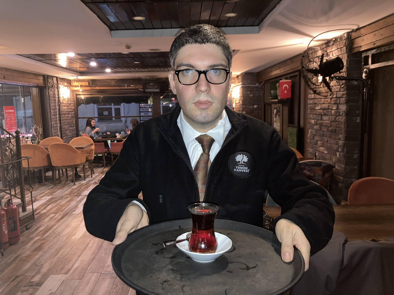 32 ya��ndaki otizmli garson �al��ma azmiyle �rnek oluyor