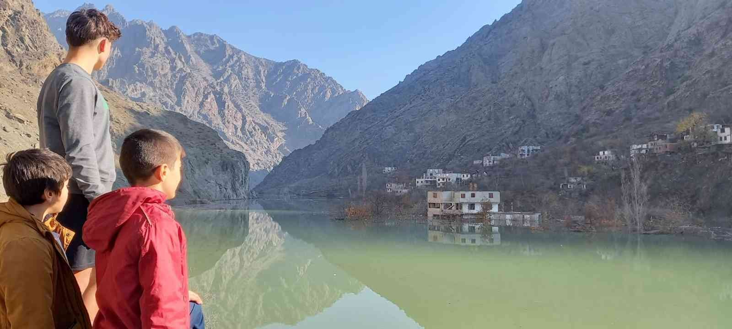 Yusufeli Baraj�'nda su seviyesi y�kseldi, vatanda�lar sular alt�nda kalacak olan evlerine son kez bakt�