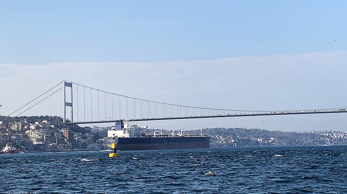 T�rk bo�azlar�nda bekleyen ham petrol y�kl� tankerlerden 19'unun ge�i�i tamamland�