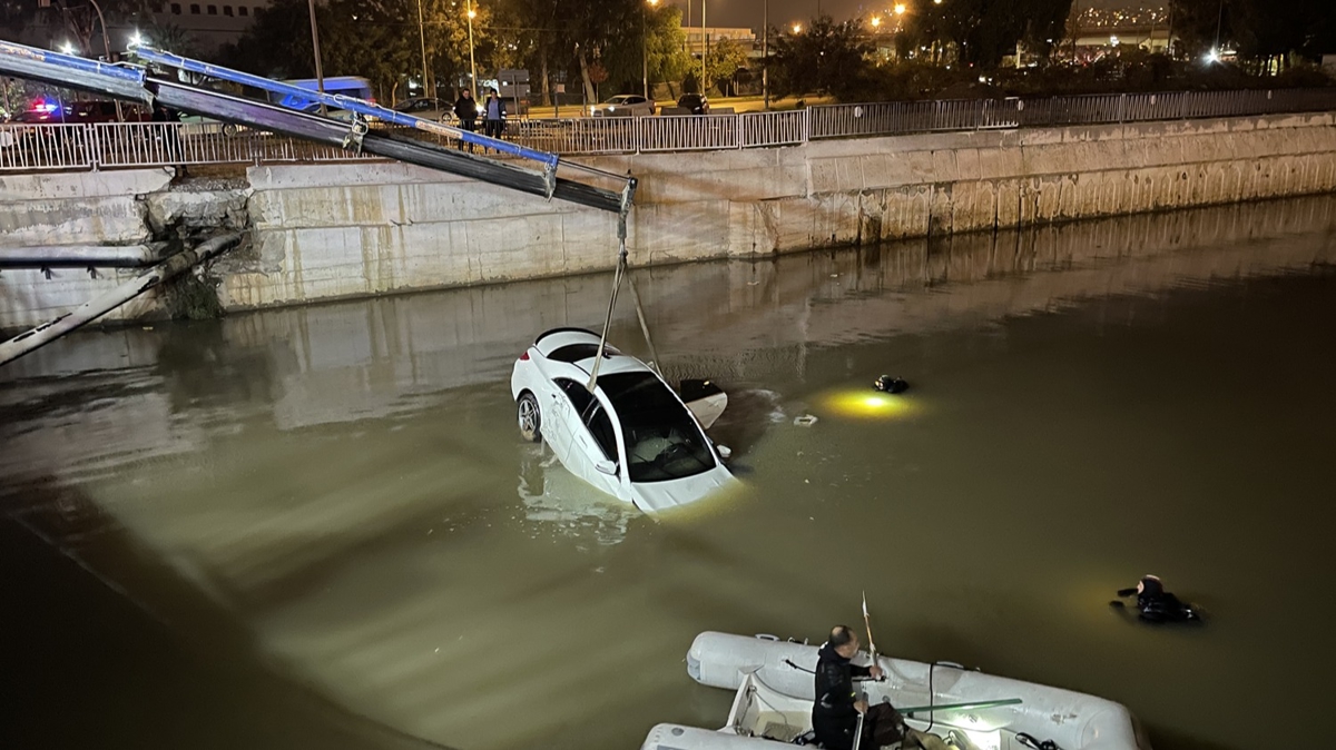 zmir'de aya den otomobildeki 1 kii ld, 3 kii yaraland