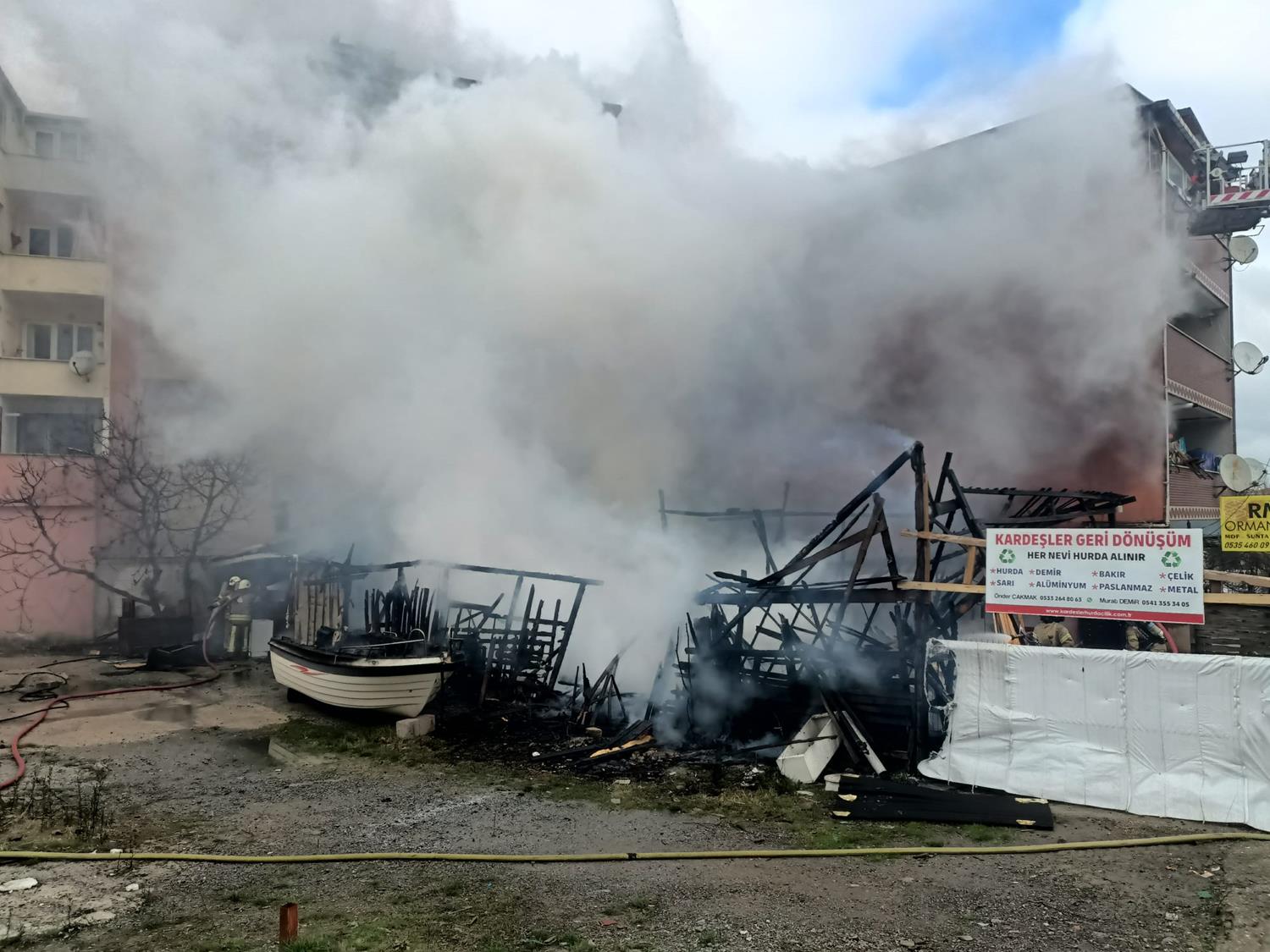 Ata�ehir'de marangozhane deposunda yang�n